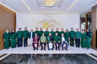 Secretary-General of the Central Islamic Committee of Thailand Presents Flower Basket to Congratulations to the Islamic Bank of Thailand